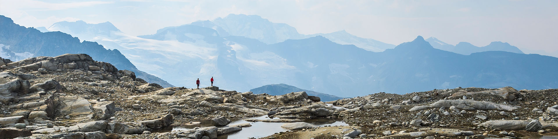 deux randonneurs haut dans l'alpin