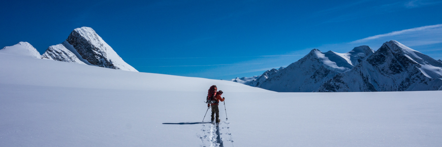 Un skieur de randonnée sur un glacier