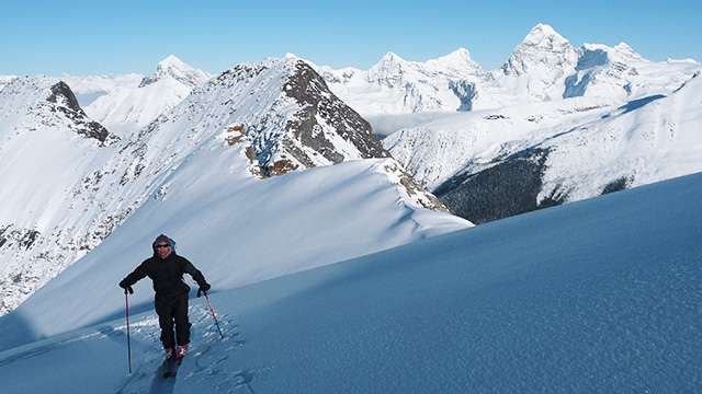 skieur sur skintrack en haute montagne