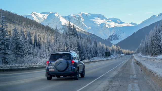  Véhicule roulant sur une autoroute dans des conditions hivernales