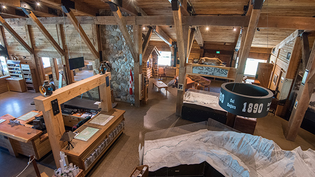 bâtiment historique à ossature bois. À l'intérieur du centre de découverte du col Rogers