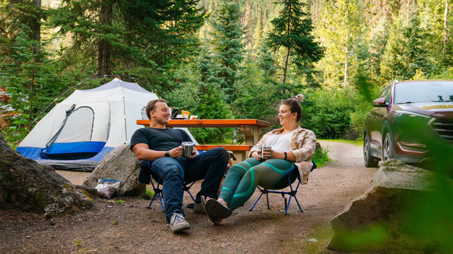 deux campeurs se détendant sur des chaises de camping