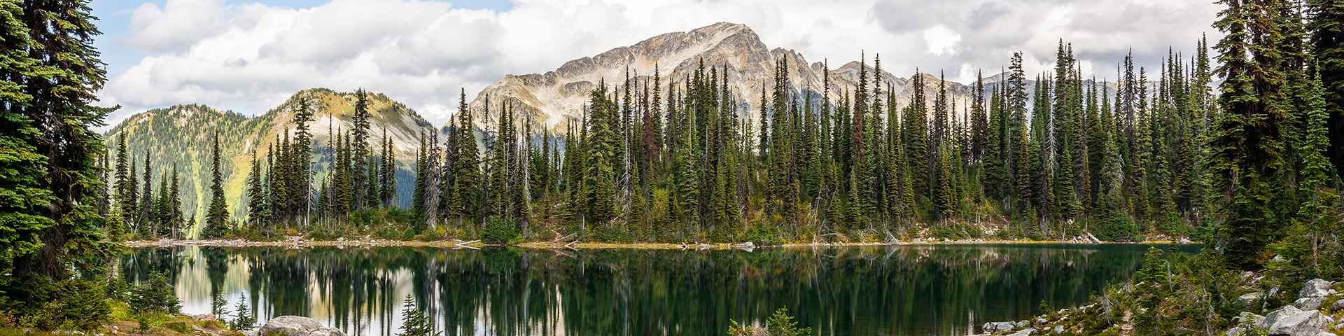 Lac de montagne alpin