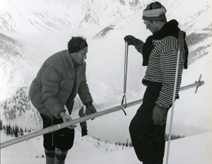 PSA.55 Observation of the water equivalent of snowrover with Mt. Rose Sampler. N. Gardner and R. Faure. © Revelstoke Museum and Archives Two men use the “Mt. Rose Sampler”