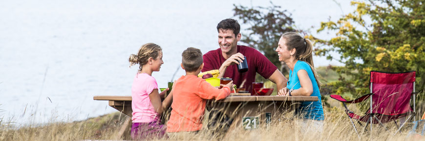 Sidney Spit campground, next to a sandy beach and with beautiful views, is an ideal place for a family getaway. Gulf Islands National Park Reserve.