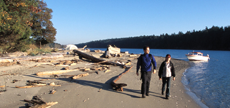 Beach walking on Tumbo Island