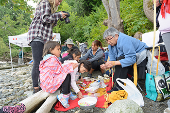 Les jeunes apprennent avec les aînés aux camps de sciences et de culture.