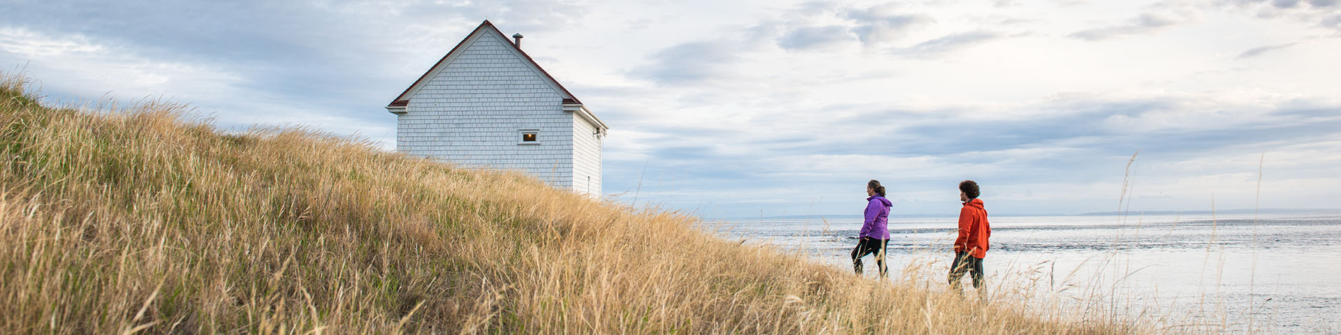 	 Ces visiteurs se rendent au musée historique de la pointe East de l’île Saturna.