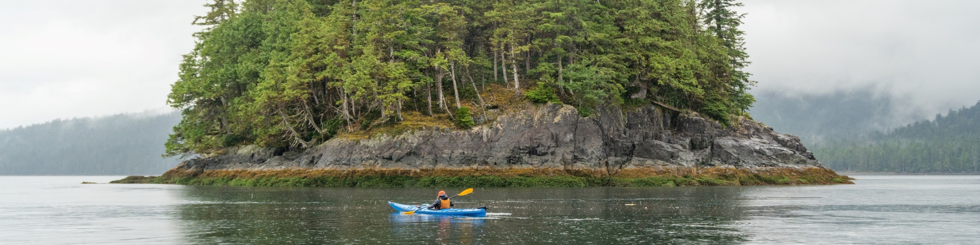 Un kayakiste solitaire sur l’eau.