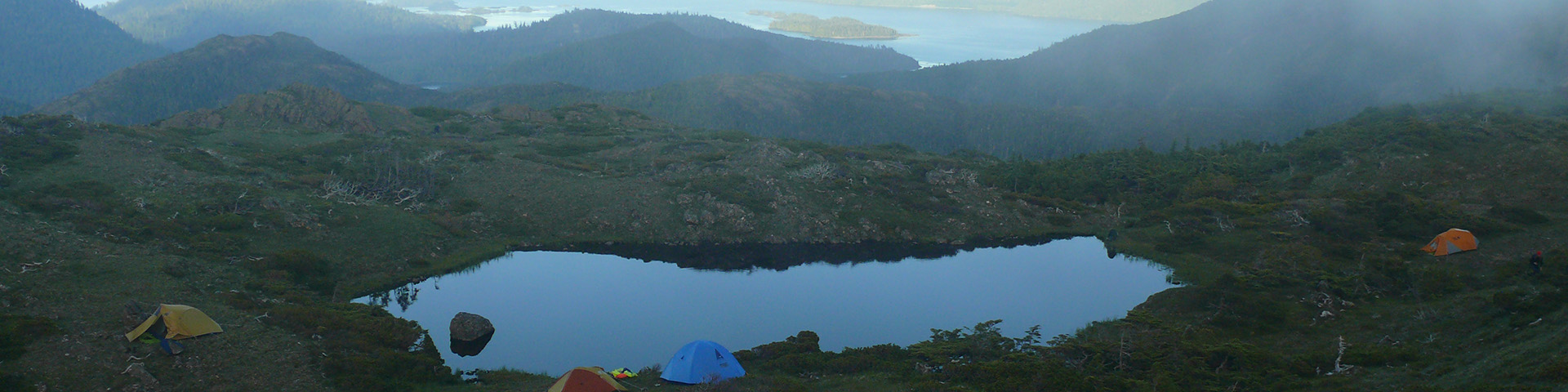 Tentes au sommet du mont Yatza