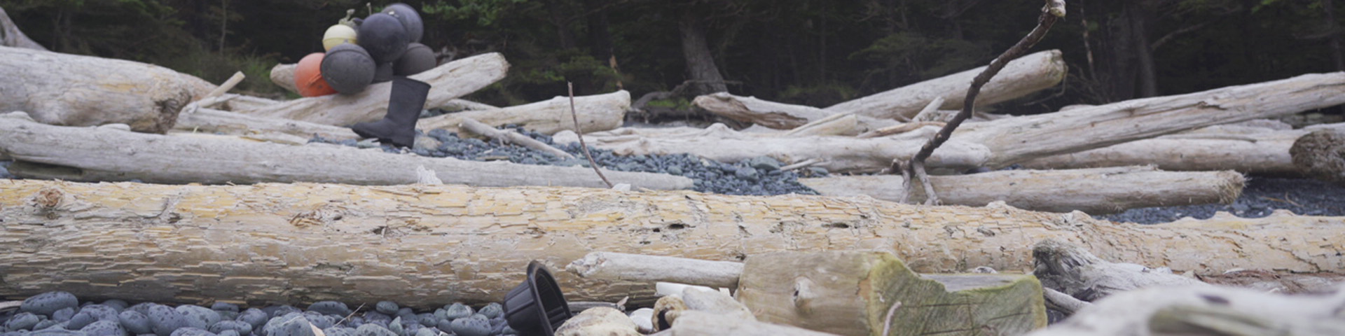 Bottes de caoutchouc sur la plage