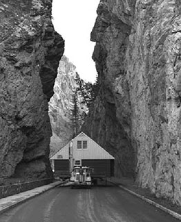 Un gros camion transportant une maison dans le canyon Sinclair.