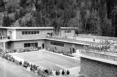 Vue sur la cérémonie d’inauguration des sources thermales Radium, depuis le terrain de stationnement original.