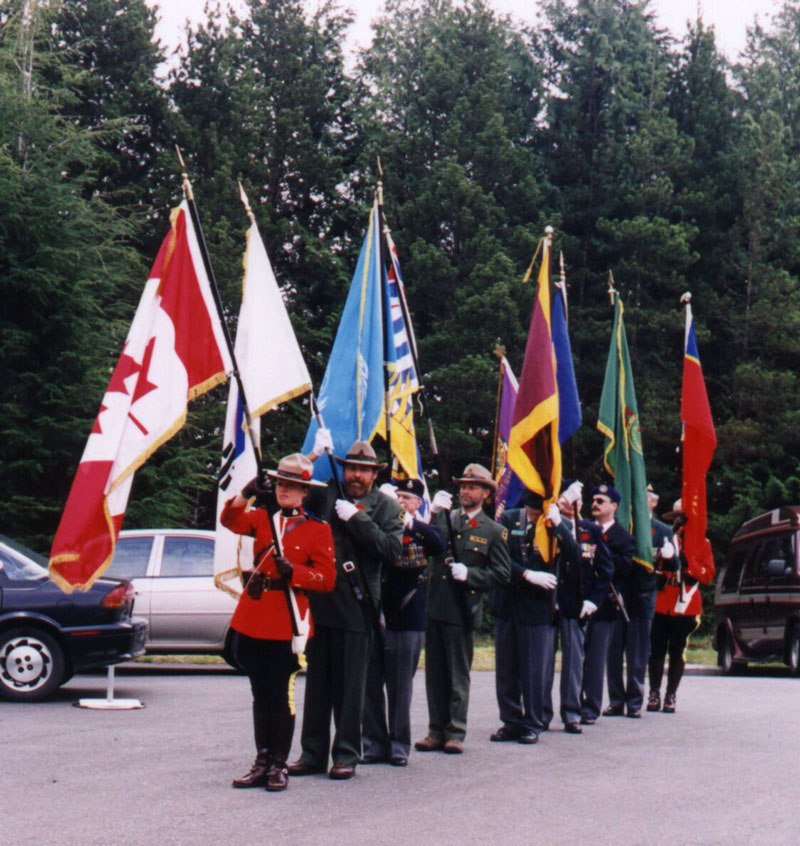 Un défilé d’officiers, drapeaux en main, à la colline Radar