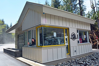 Le nouveau kiosque à l’entrée et l’élargissement de la voie permettront aux campeurs de ne pas faire la queue s’ils sont déjà inscrits.