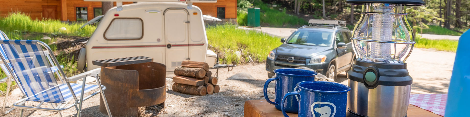  French Car and trailer parked at Snow Forest Campground Voiture et remorque garées au terrain de camping Snow Forest