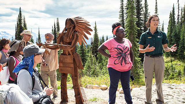 Employé de Parcs Canada présentant une expérience d'interprétation