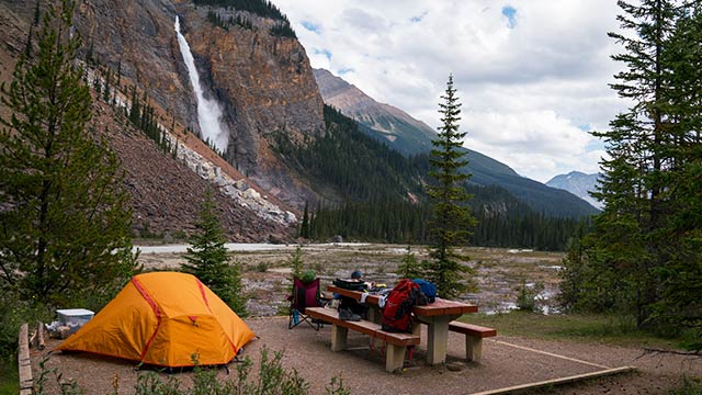 Site des campeurs dans leur camping bénéficiant d'une vue sur une cascade