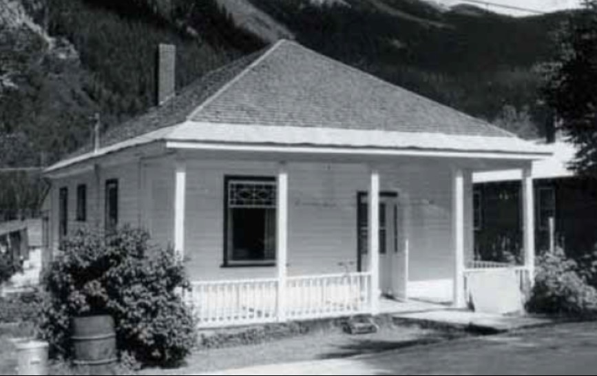 Modest single-family homes in a variety of early 1900s architectural styles