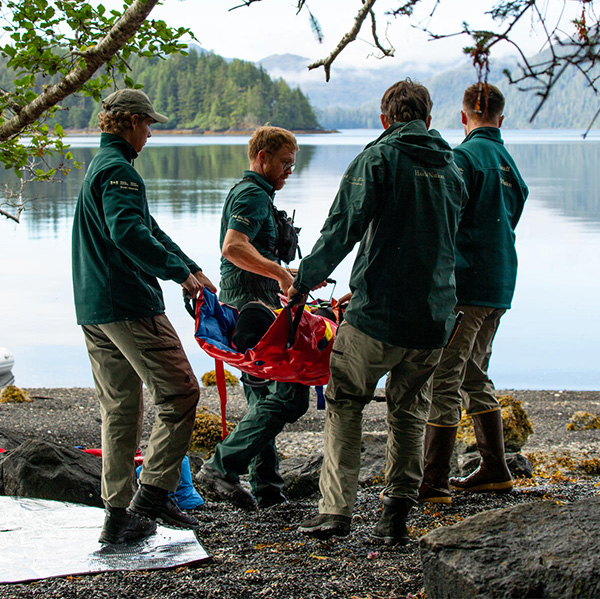 Les membres du service de secours de Parcs Canada répondent à un accident facilement accessible.