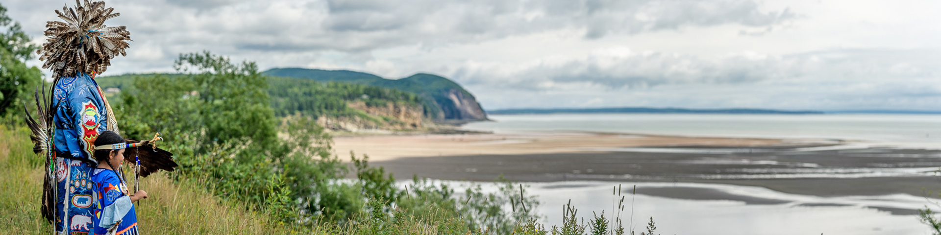Un adulte et un enfant qui admirent le paysage