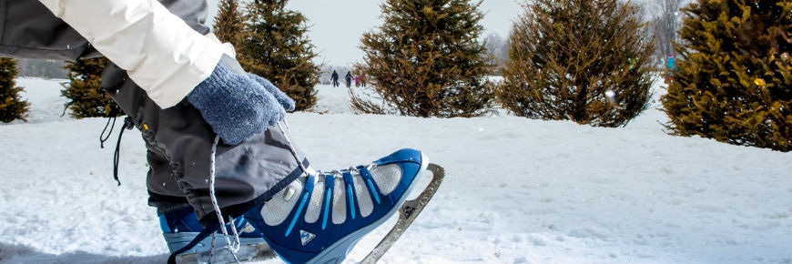 Une personne lace ses patins