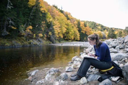 Un visiteur assis au bord de la rivière