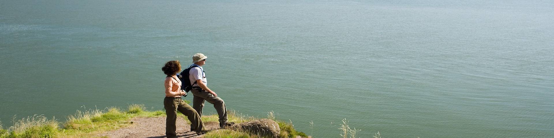 Deux personnes dans un sentier