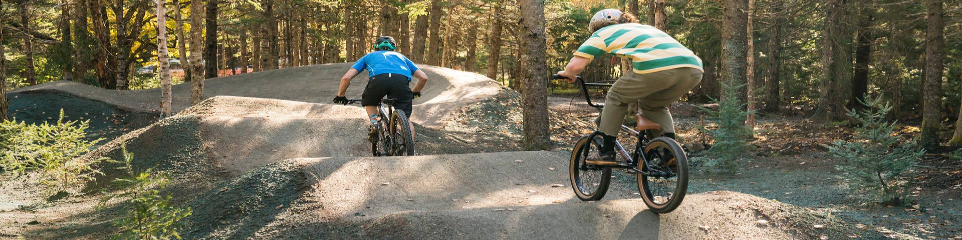 Deux personnes en vélo sur la piste à pompe