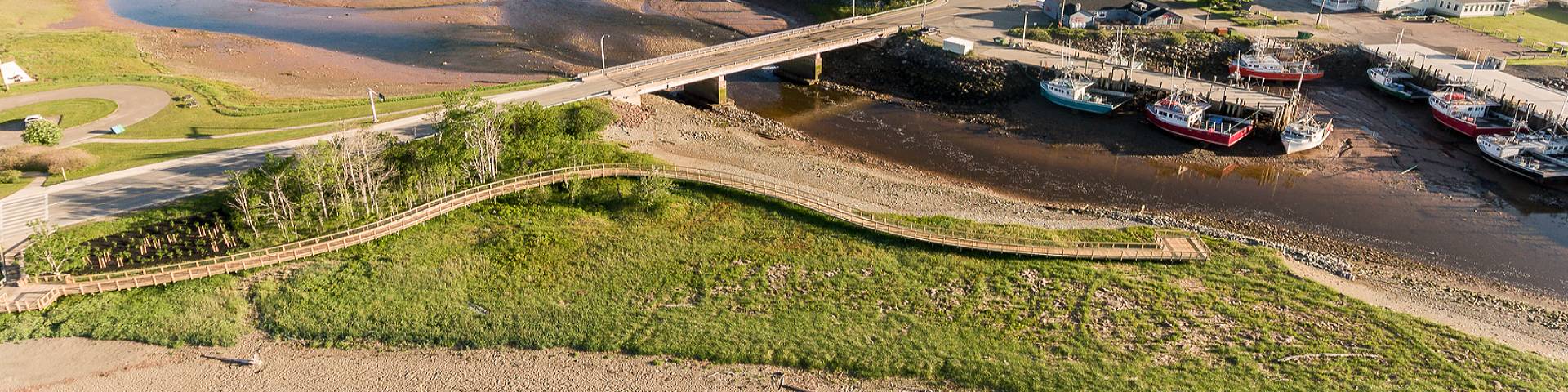 Une promenade à côté d'une plage