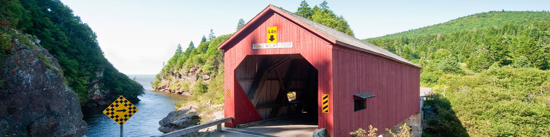 Un pont couvert rouge