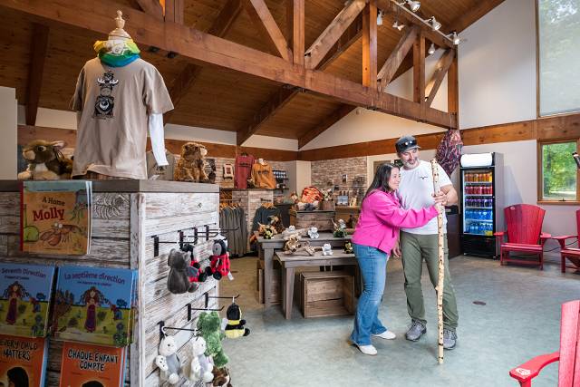 Deux visiteurs à la boutique du parc.