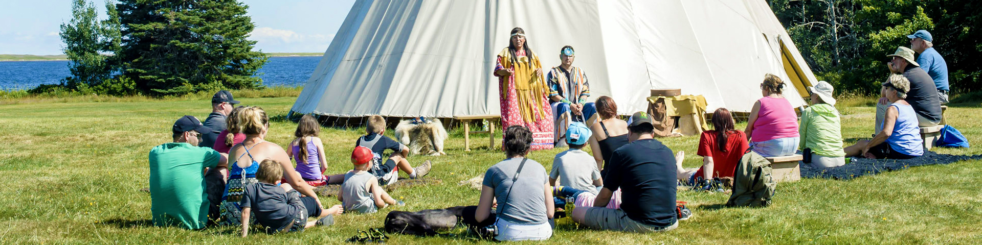 Une présentation autochtone devant le grand wigwam à Callanders.