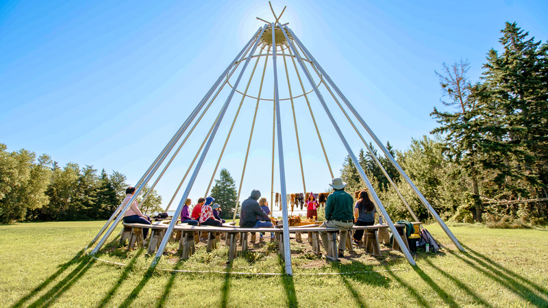 Un programme Mi'gmaw proposé dans le wigwam géant.