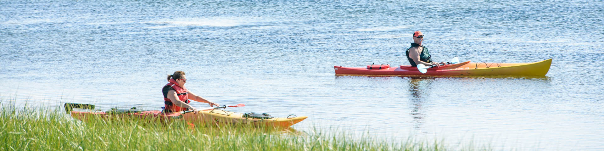 Deux visiteurs en kayak sur la lagune
