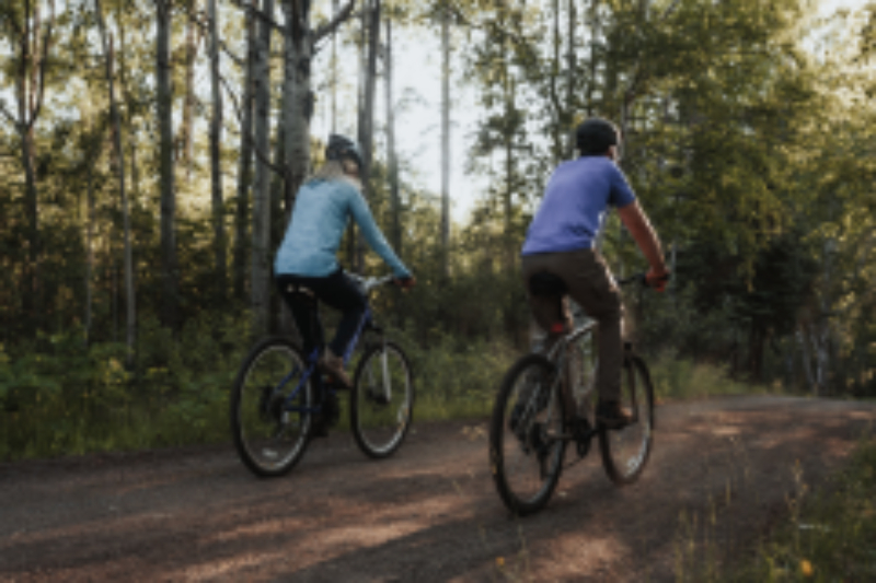 Des cyclistes sur la piste