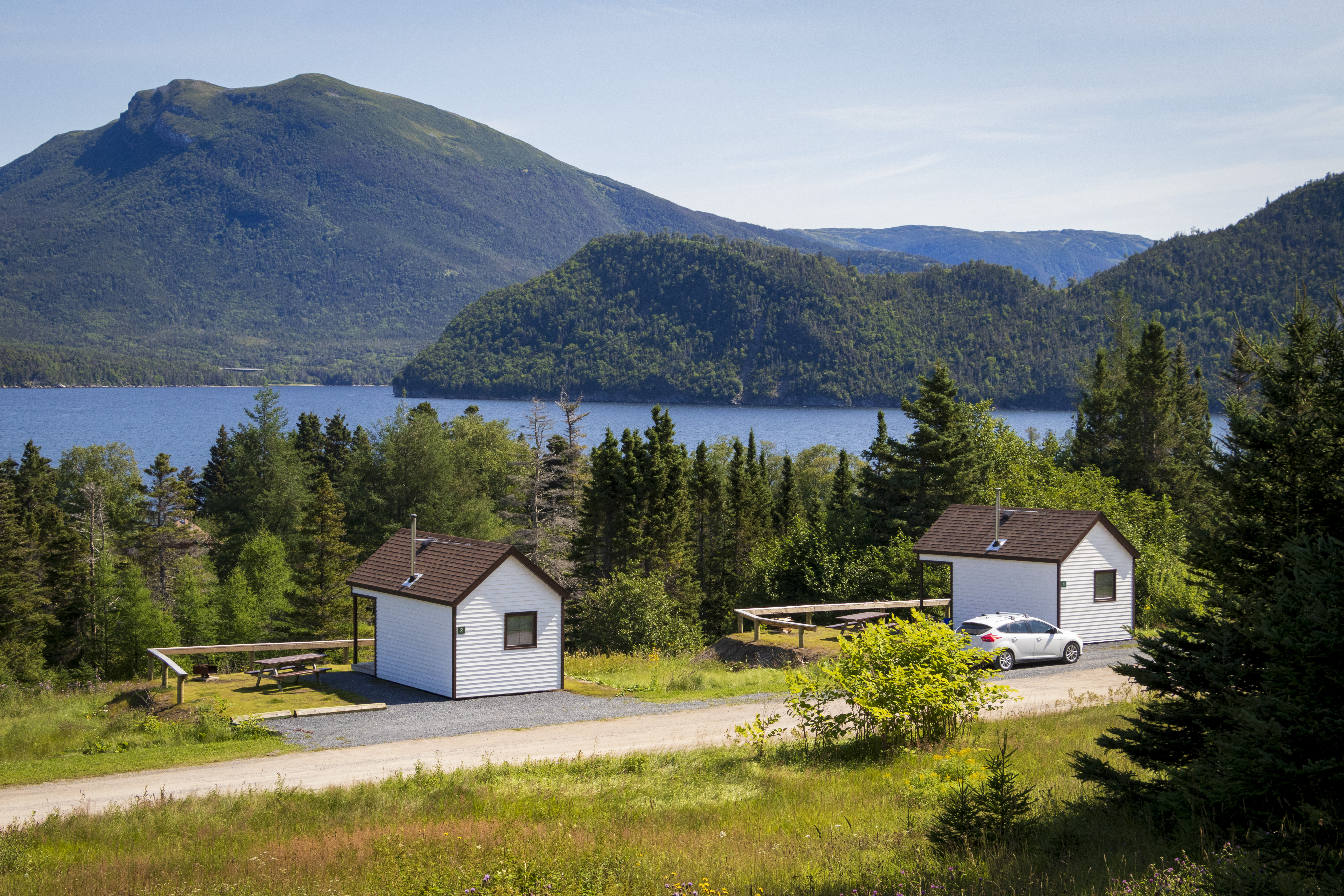 Vue sur deux petites chalets à Lomond, dans le parc national du Gros-Morne. 