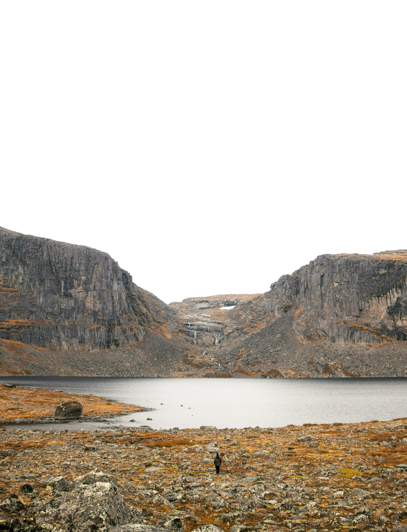 paysage avec des montagnes, de l'eau et de la terre