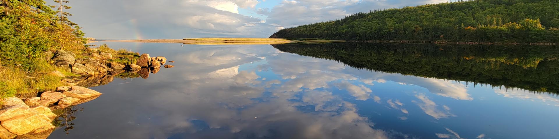 Un lac par une journée calme et ensoleillée.