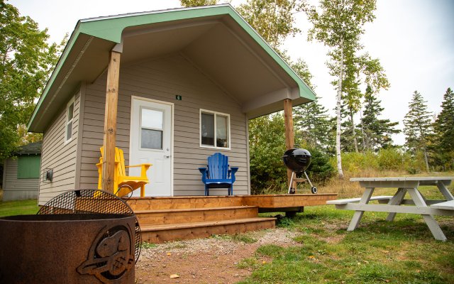 extérieur de la petite cabane.