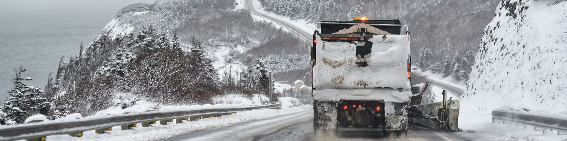 Une image d'un chasse-neige déblayant les routes pendant un hiver rigoureux. 