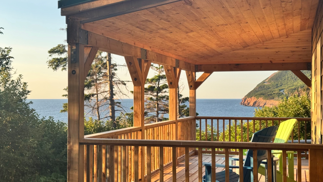 extérieur de la petite cabane.