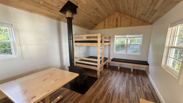 intérieur de la petite cabane.