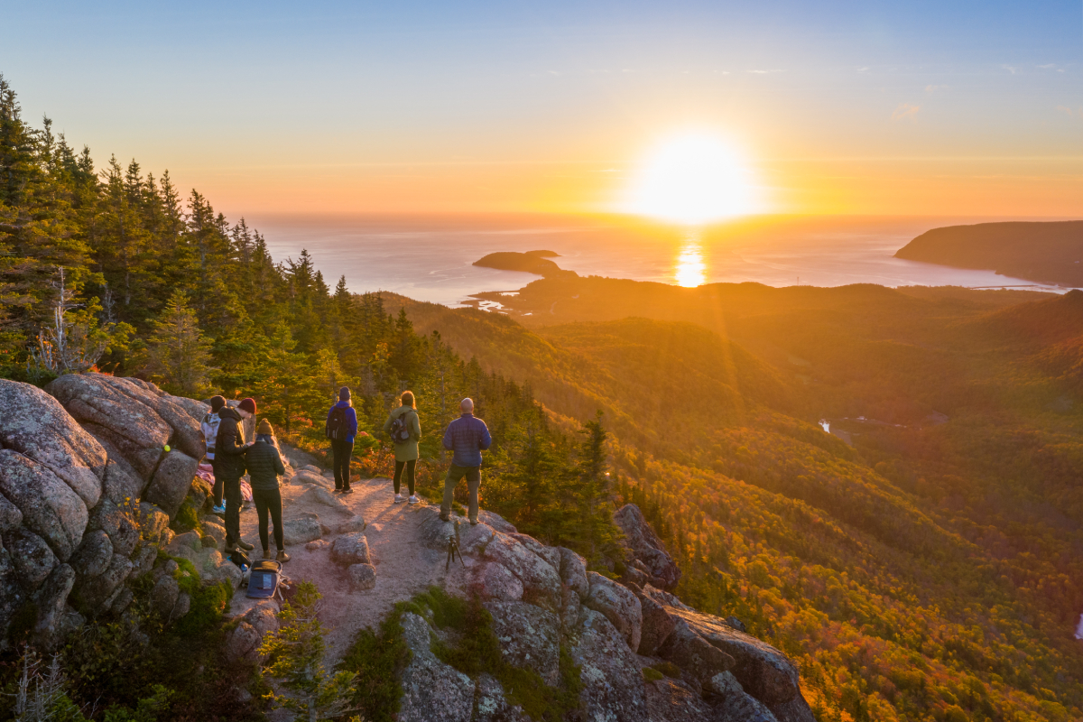  Un groupe de randonneurs au sommet du mont Franey admirant le paysage.