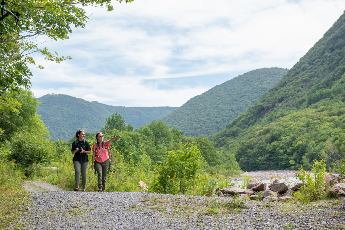 Deux personnes marchant sur le sentier des Trous-de-Saumons.