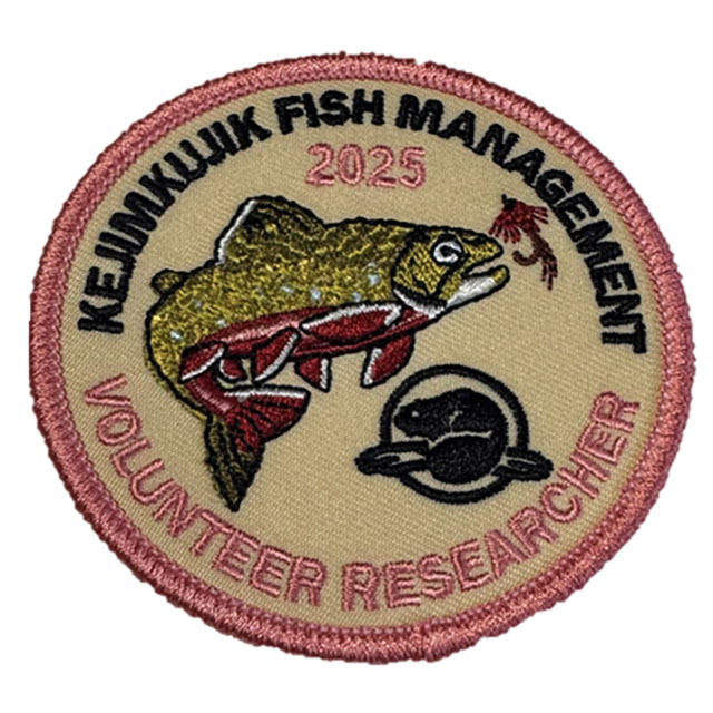 L’insigne 2025 pour bénévole du programme de gestion des poissons (truite mouchetée).