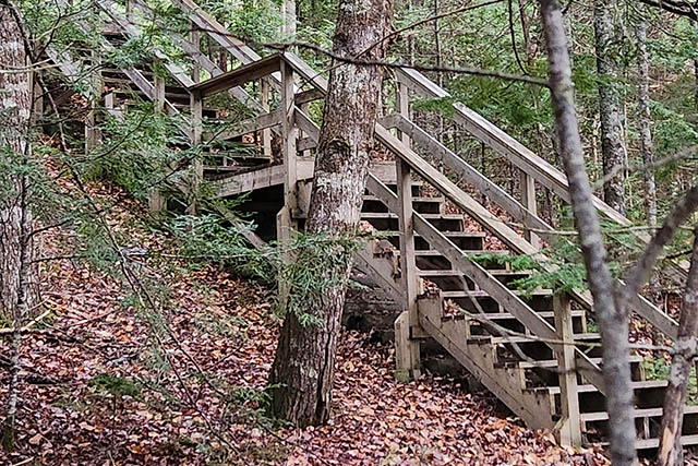 The trail is connected to the parking lot at Trailhead 3 by a staircase with two flights of 14 steps with a landing in the middle.