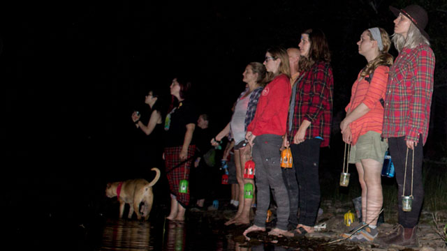 Un groupe de visiteurs lors d’une randonnée nocturne.