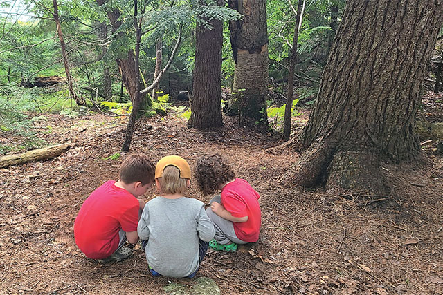 Children next to a tree. 