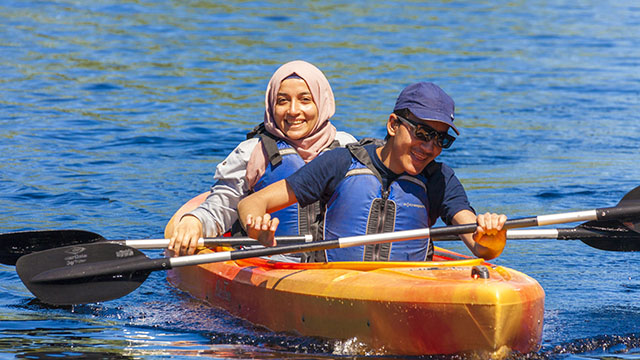 Deux personnes dans un kayak.